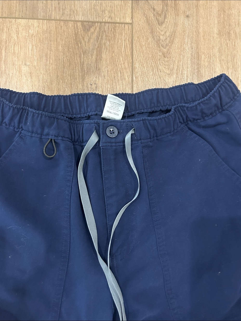 FIGS Set - Leon Scrub Top and Cairo Straight-Leg Scrub Pants - Picture 5 of 12